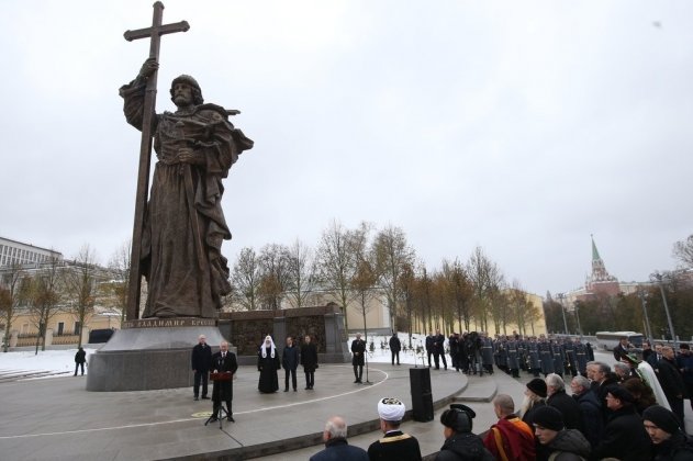 Россияне одобрили появление памятника князю Владимиру в Москве